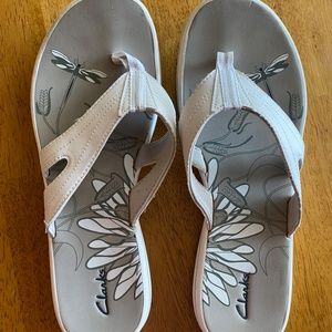 Clarks white leather sandal flip flops